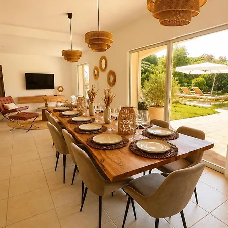 빌라 Provencale Avec Piscine Chauffee, Entouree De Verdure Et Au Calme
