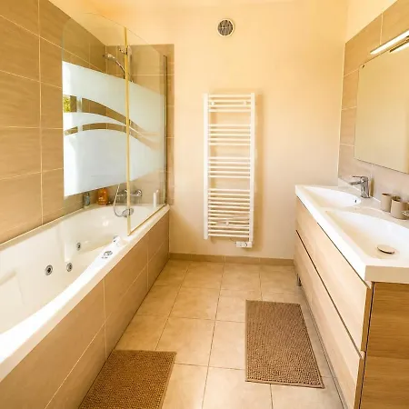 빌라 Provencale Climatisee Avec Piscine, Entouree De Verdure Et Au Calme