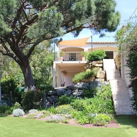 Provençale Avec Piscine Chauffée, Entourée De Verdure Et Au Calme *