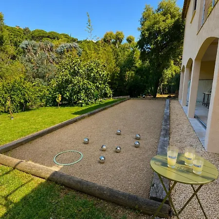 Villa Provencale Avec Piscine Chauffee, Entouree De Verdure Et Au Calme *